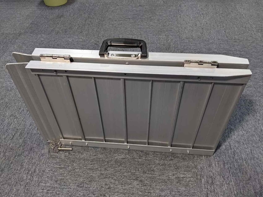 Rampe sans barrière pour les utilisateurs de fauteuils roulants dans les centres commerciaux Téléscopique et alliage d'aluminium