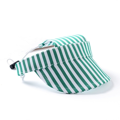 Un bonnet pour chien à l'extérieur avec trous pour les oreilles