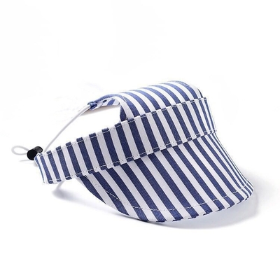 Un bonnet pour chien à l'extérieur avec trous pour les oreilles