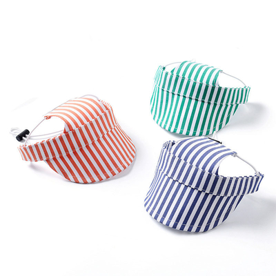 Un bonnet pour chien à l'extérieur avec trous pour les oreilles