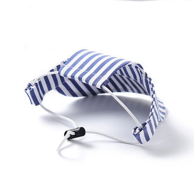 Un bonnet pour chien à l'extérieur avec trous pour les oreilles