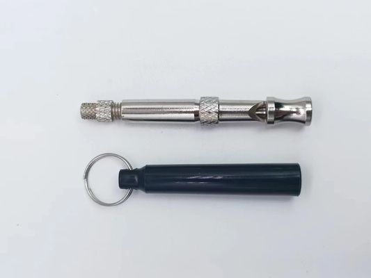 Sifflet d'entraînement de chien métallique à ultrasons avec cordage acceptable pour vos besoins OEM ODM