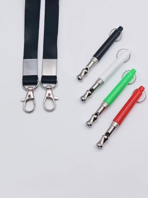 Entraînement simple à aboyer avec un sifflet de chien à ultrasons rose et une corde réglable