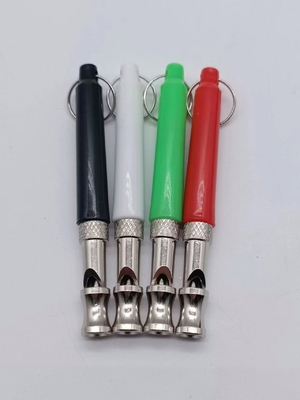 Entraînement simple à aboyer avec un sifflet de chien à ultrasons rose et une corde réglable