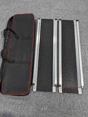 Centre commercial Rampe en alliage d'aluminium avec une surface antidérapante tapisée