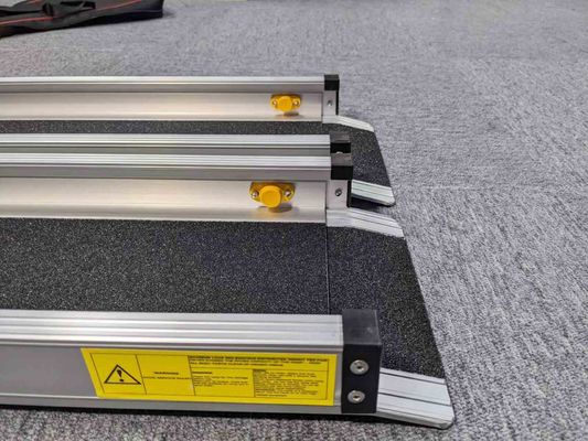 Centre commercial Rampe en alliage d'aluminium avec une surface antidérapante tapisée