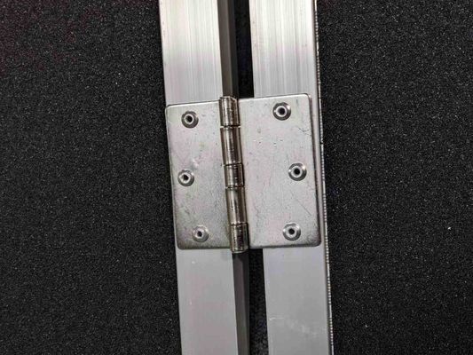 Centre commercial Rampe en alliage d'aluminium avec une surface antidérapante tapisée