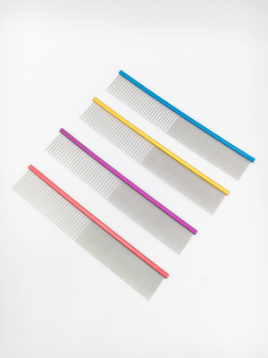 Peigne de chien pour animaux de compagnie fonctionnelle pour les cheveux avec couleur personnalisée et alliage d'aluminium durable