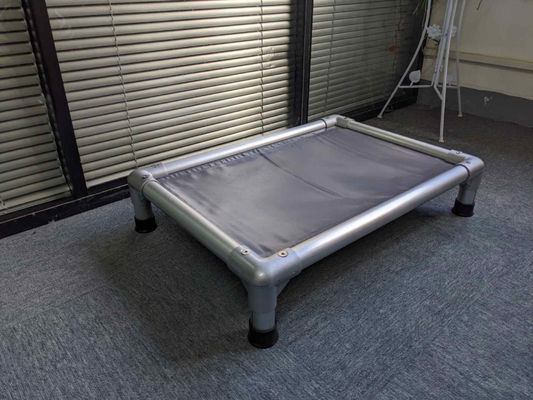 Lit pour chiens surélevé étanche à l'eau Conception de trampoline abordable et élégant pour les petites races