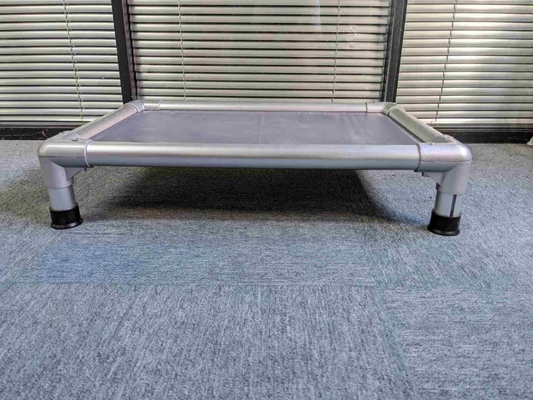 Lit pour chiens surélevé étanche à l'eau Conception de trampoline abordable et élégant pour les petites races