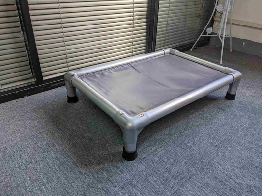 Marché américain Cadre en aluminium Lit pour animaux de compagnie surélevé Épaisseur 3 mm Personnalisé pour les grandes races